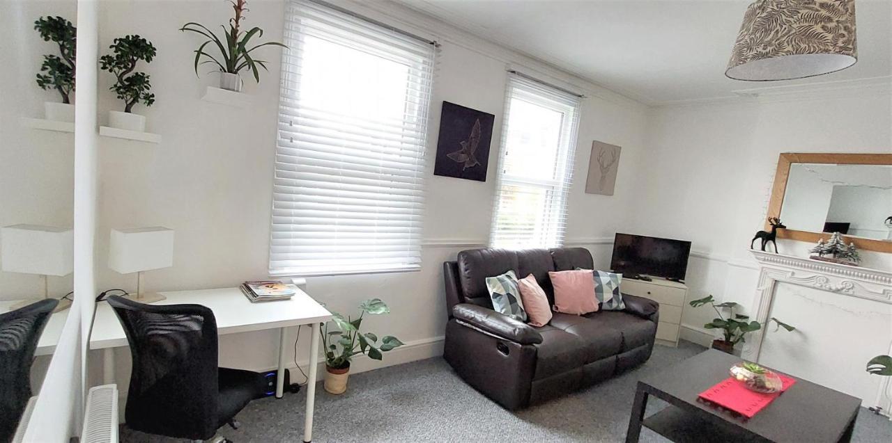 Very Spacious Two Bedroom Converted Apartment In East Croydon Exterior foto